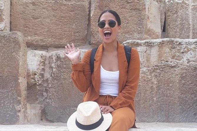 8-Hour Private Tour to the Pyramids of Giza and Saqqara from Cairo - Egyptian lunch between the ancient sites