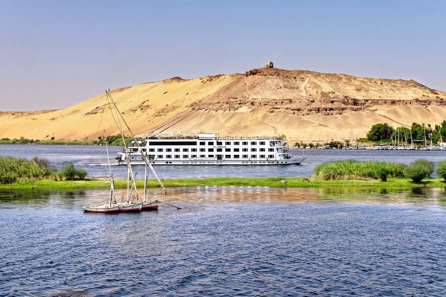 Aswan: 3 Days Nile River Cruise & Hot Air Balloon Ride - Edfu and the horse-carriage transfer