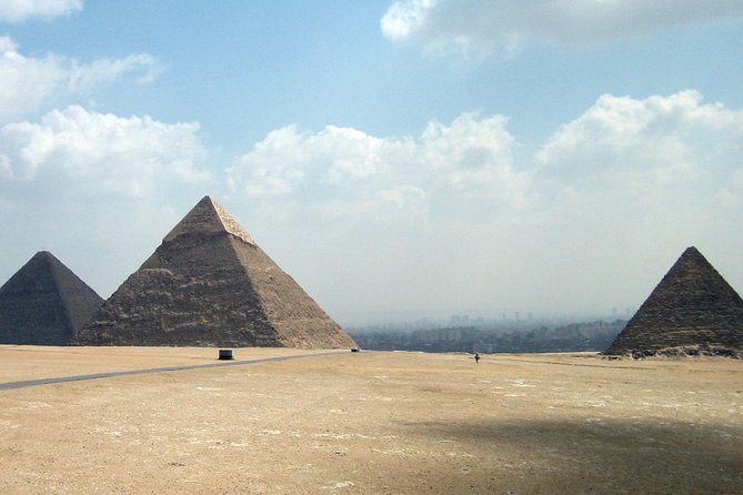 Best Two-Day Private Guided City Tour of Cairo Giza and Saqqara - Giza: the classic view, with more than one pyramid