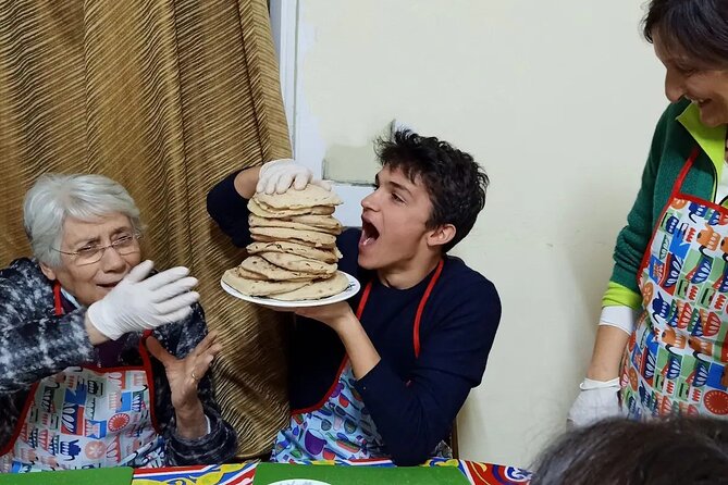 Cairo Cooking Class with an Egyptian Family - Meeting an Egyptian family in Shobra