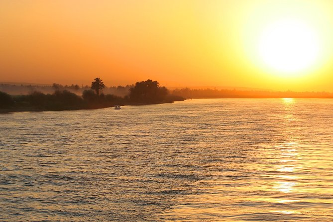 Cairo dinner Cruise with Belly dancer show - The Tanoura show brings color and motion