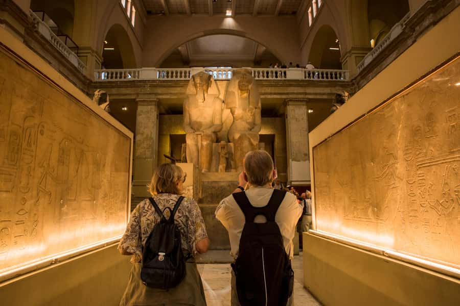 Cairo: Egyptian Museum, Pyramids & Bazaar Tour - A local Egyptian lunch between the sights