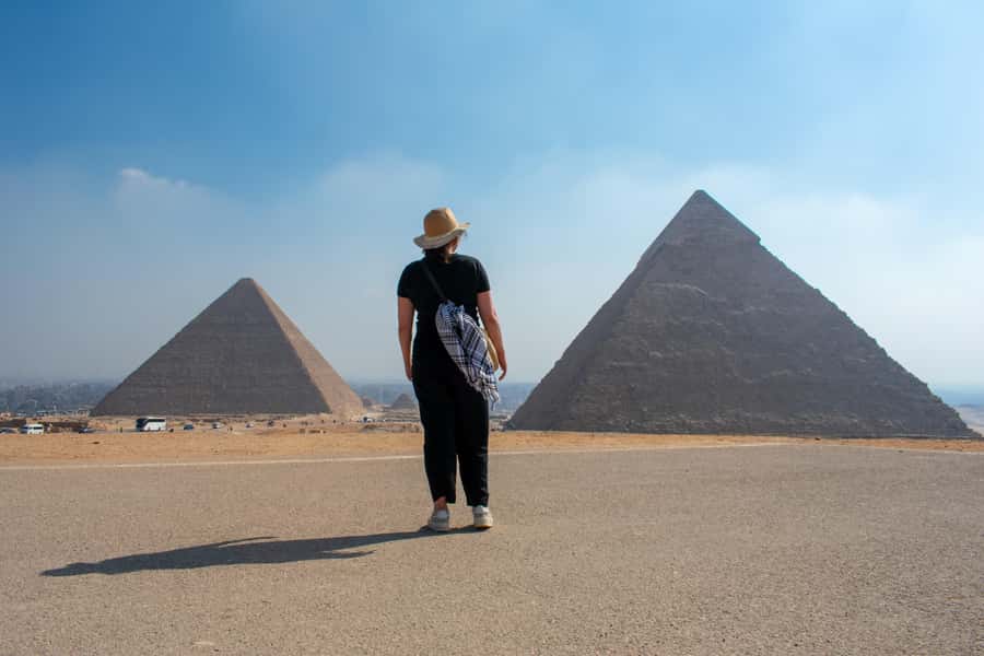 Cairo: Egyptian Museum, Pyramids & Bazaar Tour - Walking through Khan el-Khalili