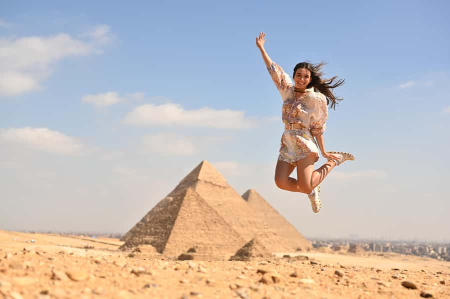 Cairo: Egyptian Museum, Pyramids & Bazaar Tour - Getting to Giza and the first pyramid views