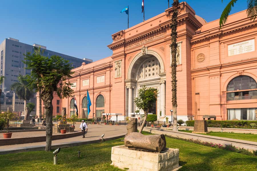 Cairo: Female-Guided Pyramids, Sphinx & Museum City Tour - Khan el-Khalili, souvenirs, and saying no