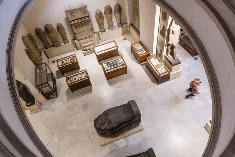 Cairo: Giza Pyramids, Museum & Tahrir Square Private Tour. - A local lunch between the ancient sites