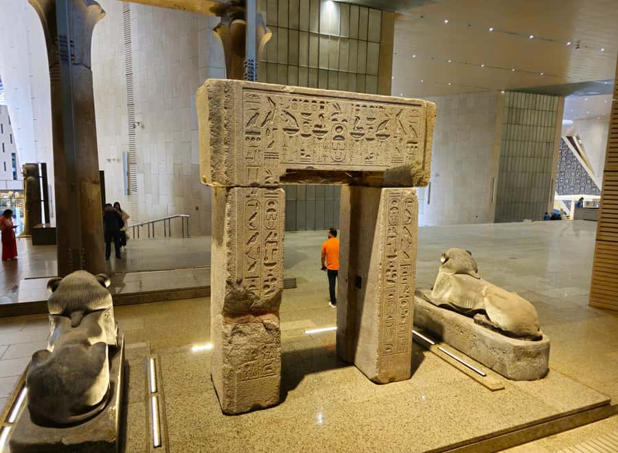 Cairo: Grand Egyptian Museum, Pyramids, Sphinx Tour & Lunch - Meeting the Sphinx and entering Khafre’s Valley Temple