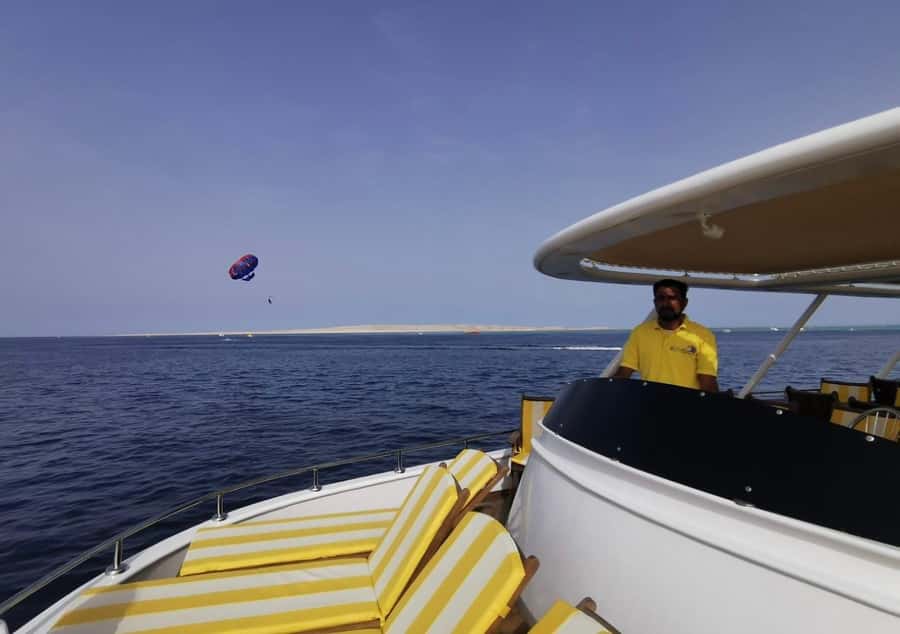 Dahab: luxury Snorkeling cruise with buffet lunch - Sun deck or cool salon?
