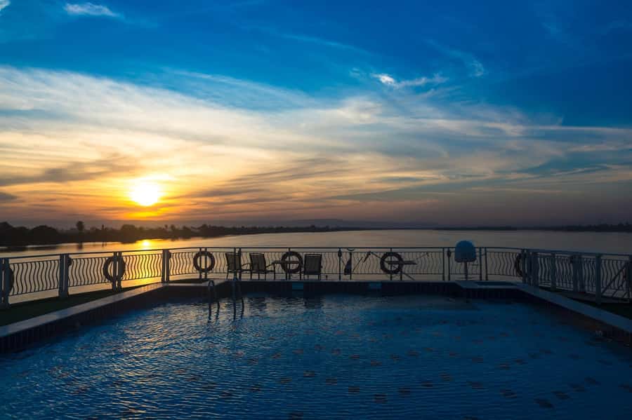 From Aswan: 3-Day Cruise to Luxor with Hot Air Balloon - Guides, group comfort, and tipping