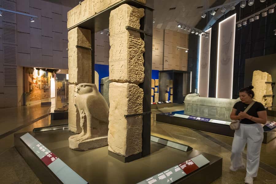 From Hurghada: Grand Egyptian Museum Pyramids Cairo Day Trip - Lunch in Giza before the museum