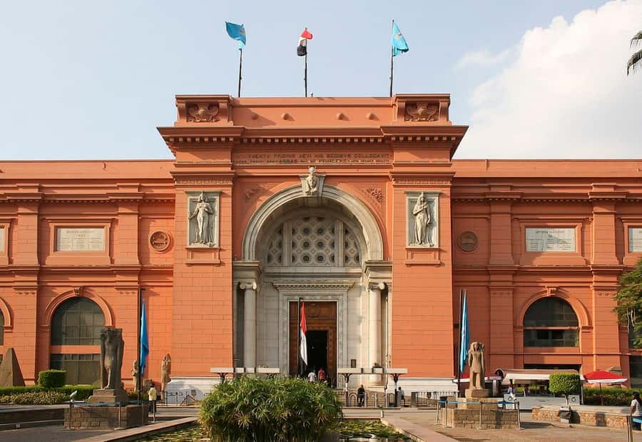 From Hurghada: Pyramids and Egyptian Museum Tour & Boat Ride - Shopping stops and the return to Hurghada
