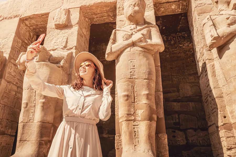 From Luxor: Guided Tour to East or West Banks with Lunch - Lunch at a local restaurant