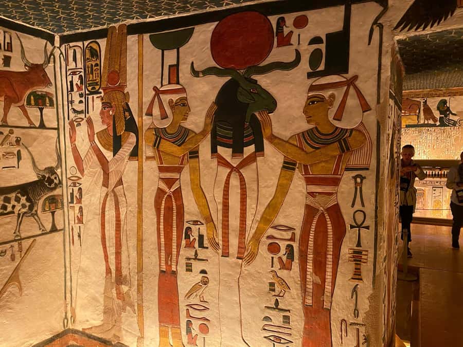 From Luxor: West Bank Tour with Valley of Queens & Lunch - Hatshepsut’s temple beneath the cliffs