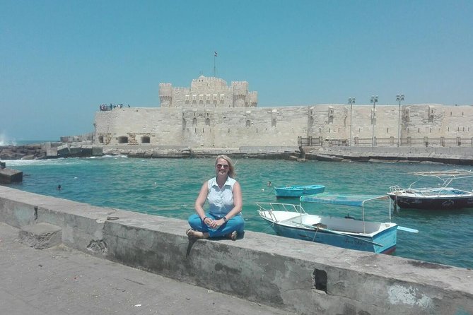 Full-Day Alexandria Private Guided Tour from Cairo with Lunch - Descending into the Kom el Shoqafa catacombs