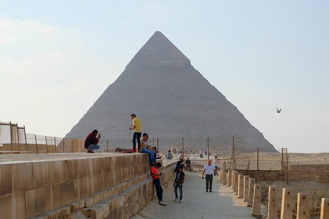 Full-Day Tour to Giza Pyramids, Memphis, and Saqqara with lunch - What the guide adds to the day