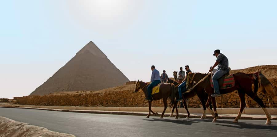 Giza: Arabian Horse Tour Around the Giza Pyramids - Photos, clothing, and desert comfort