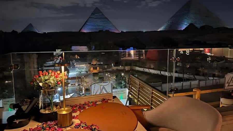 Giza: Dinner with Pyramids All Around You at Rooftop7000 - Two hours at The Great Pyramid Inn