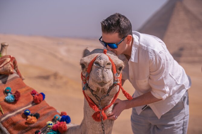 Giza pyramids with professional photography - A 20-minute camel ride with a built-in photo opportunity