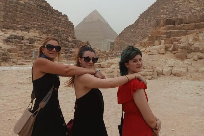 Half Day Tour To Giza Pyramids & Sphinx From Cairo Airport - Menkaure offers a different scale