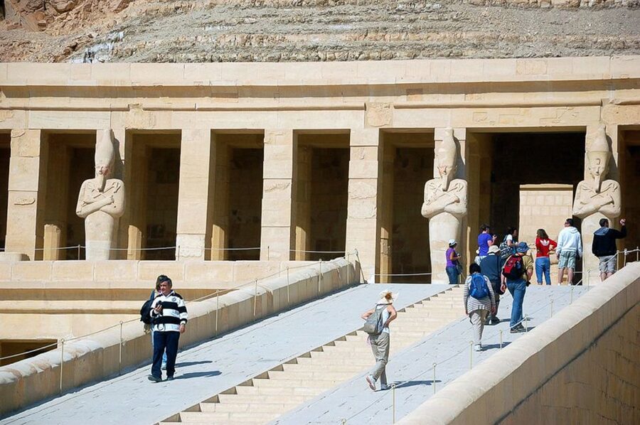 Hurghada: 2-Day Luxor Tour with Hotel, Balloon, & Nile Boat - The long road from Hurghada to Luxor