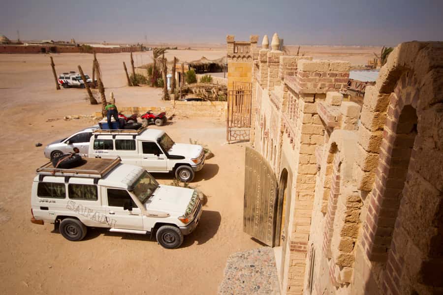 Hurghada: 6-Hour Jeep Desert Safari, Dinner, and Show - Looking at stars through a digital telescope