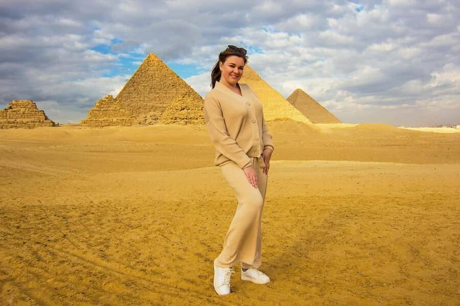 Hurghada: Cairo Pyramids, Sphinx & Egyptian Museum Day Trip - Meeting the Great Sphinx