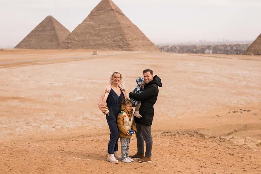 Hurghada: Cairo Pyramids, Sphinx & Egyptian Museum Day Trip - Egyptian lunch in Cairo