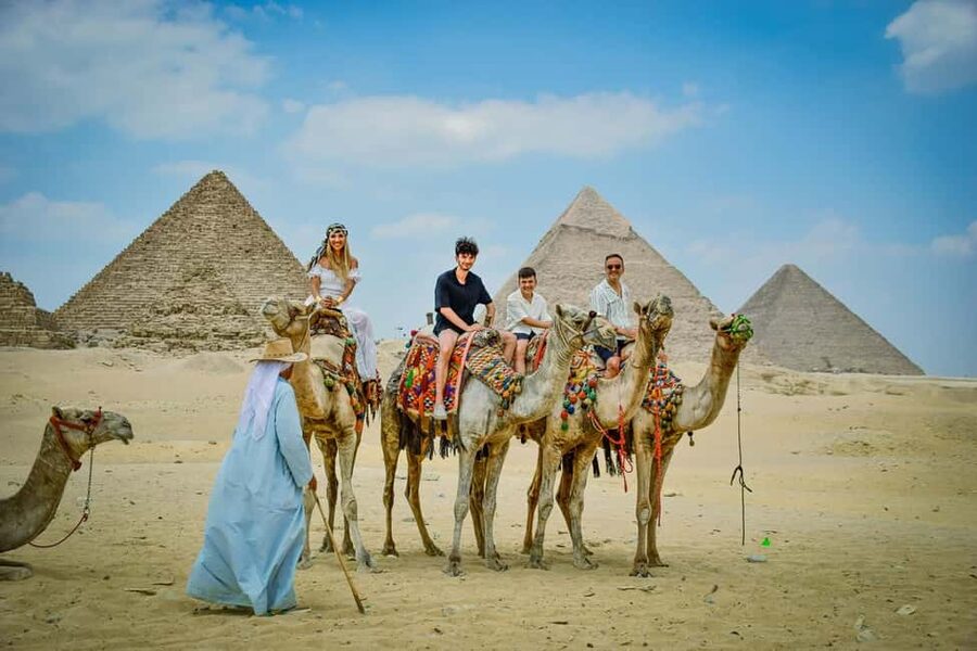 Hurghada: Cairo Pyramids, Sphinx & Egyptian Museum Day Trip - Guide quality and family support