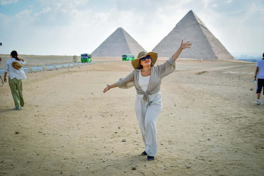 Hurghada: Cairo Pyramids, Sphinx & Egyptian Museum Day Trip - Sunrise over the Egyptian desert