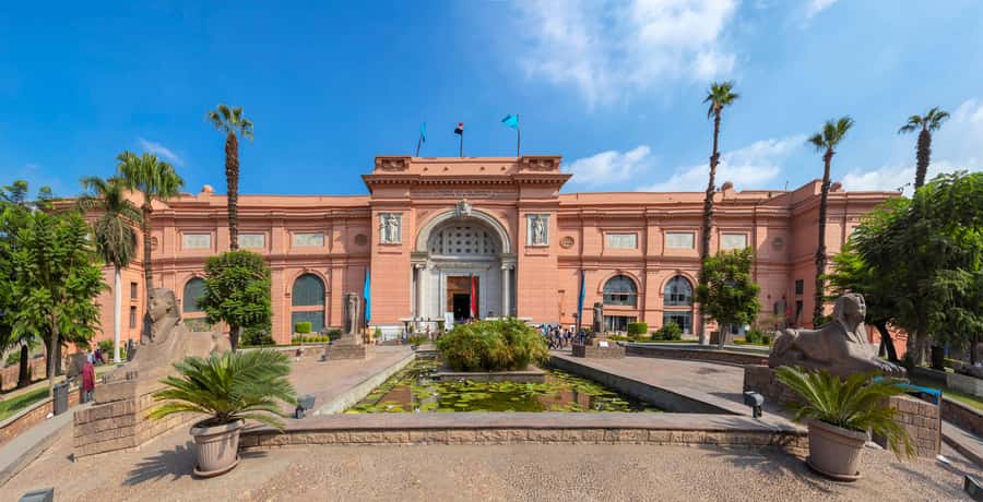 Hurghada: Cairo Pyramids, Sphinx, Museum & Bazaar Day Tour - Giza Plateau: seeing the Great Pyramid up close