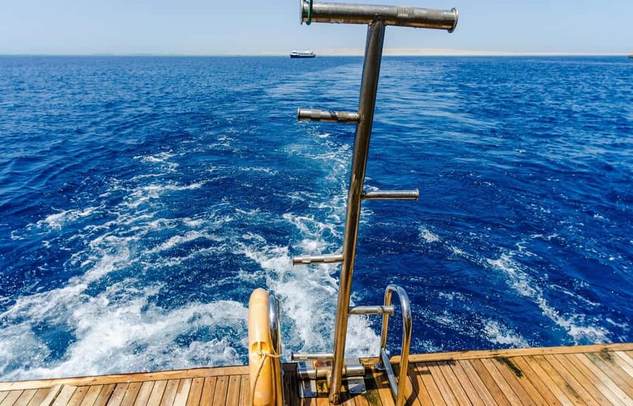 Hurghada: Dolphin & Coral Reef Snorkeling Tour with Lunch - Lunch, drinks, and a relaxed boat deck