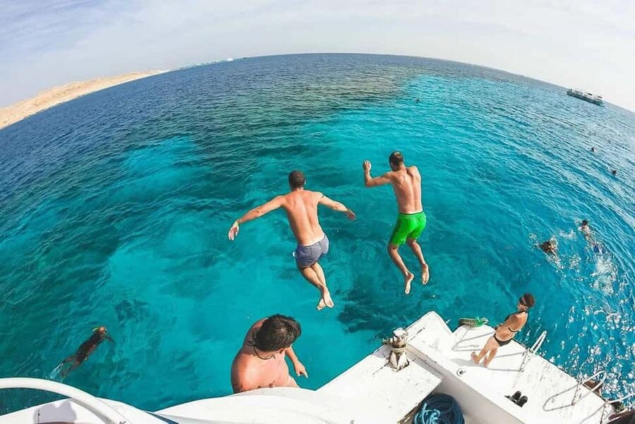 Hurghada: Dolphin & Coral Reef Snorkeling Tour with Lunch - Who should book this Hurghada boat trip?