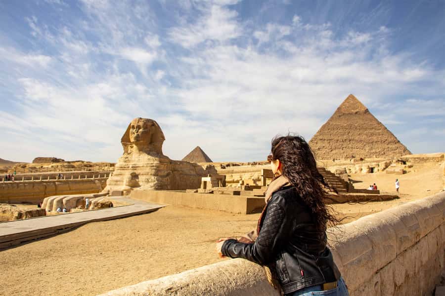Hurghada: Giza Pyramids, Sphinx, Museum & Old Souq Day Trip - Lunch at a local restaurant