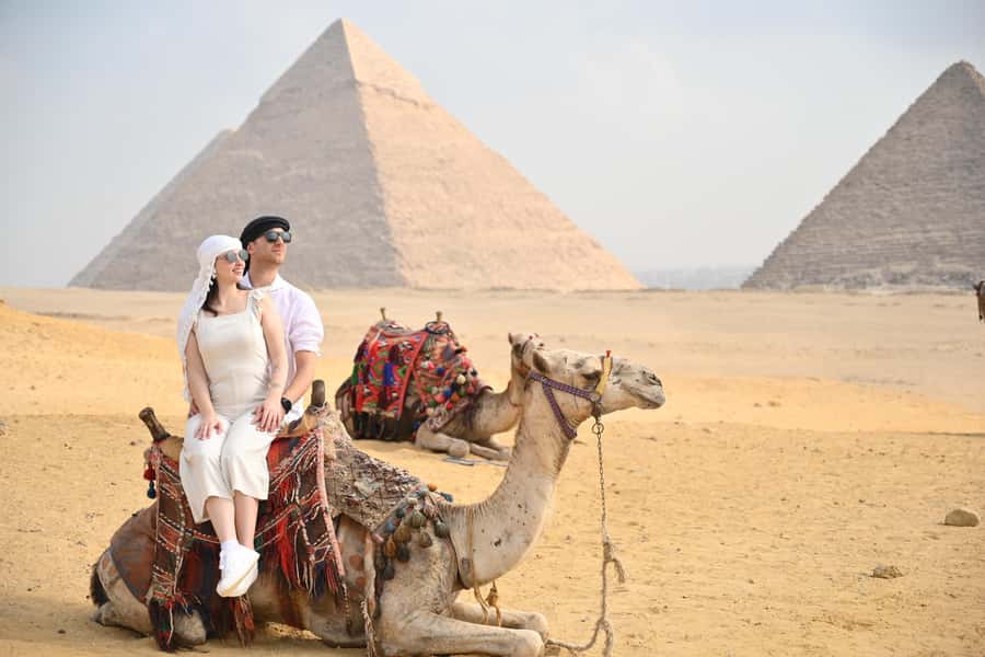 Hurghada: Giza Pyramids, Sphinx, Museum & Old Souq Day Trip - Arriving at the Giza Plateau