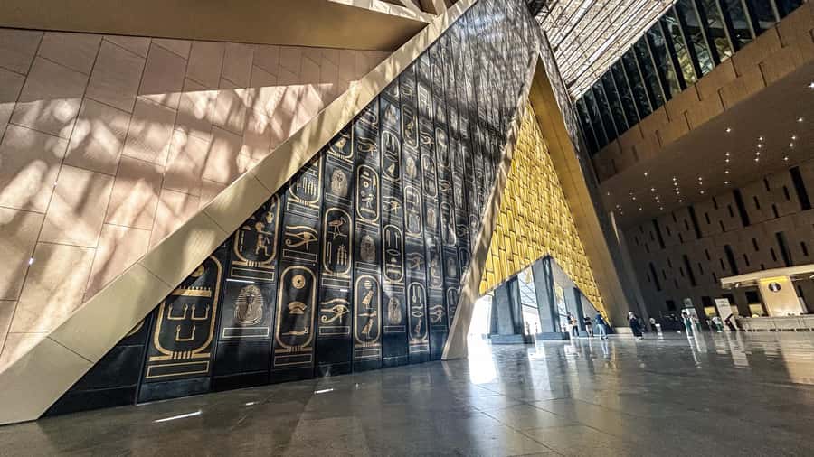 Hurghada: Grand Egyptian Museum, Pyramids & Sphinx Day Tour - Seeing all three Giza Pyramids
