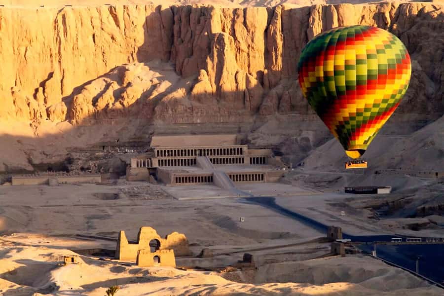 Hurghada: Luxor Highlights All-Inclusive Tour & Balloon Ride - Valley of the Kings: tombs, heat, and limited time
