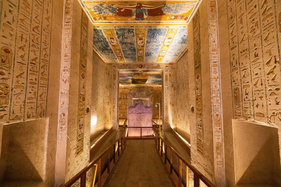 Hurghada: Luxor Highlights & King Tut Tomb Tour with Lunch - The road from Hurghada to Luxor