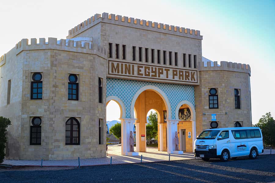 Hurghada: Mini Egypt Park Entry Ticket, Tour, and Transfers - Why the guides matter so much