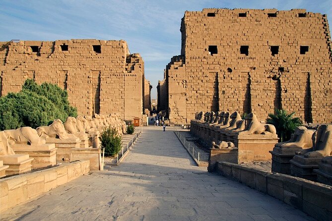 Hurghada: Over Day Tour to Luxor & Balloon Ride & Felucca - The four-hour road from Hurghada