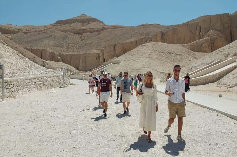 Hurghada: Small Group Day Tour to Luxor with Nile Boat - Hatshepsut’s terraces and the Colossi of Memnon