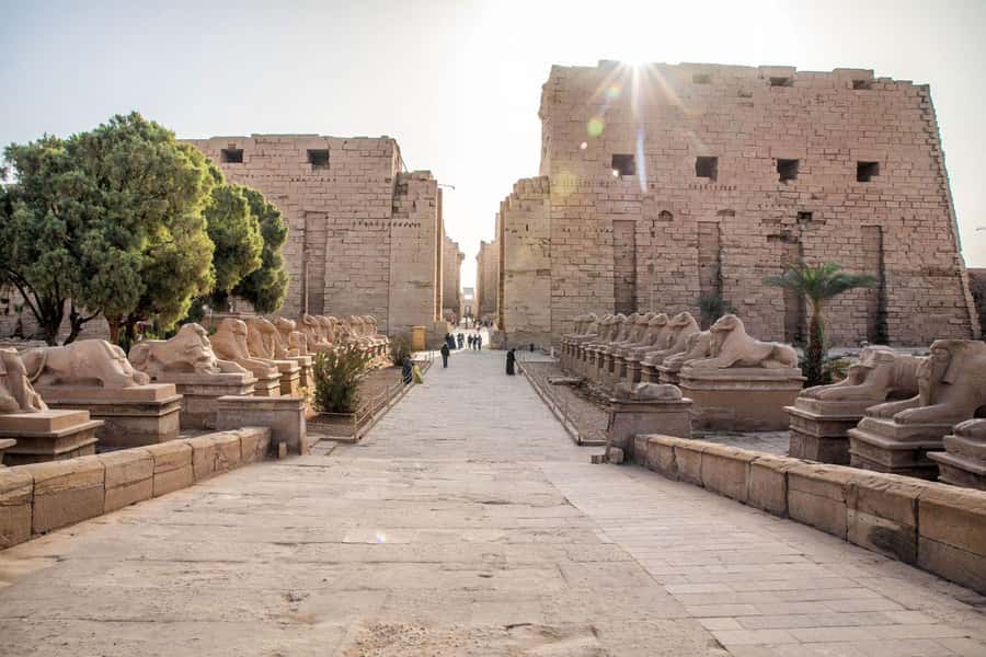 Luxor: East and West Bank Private Full-Day Tour - Karnak Temple and the scale of ancient Thebes