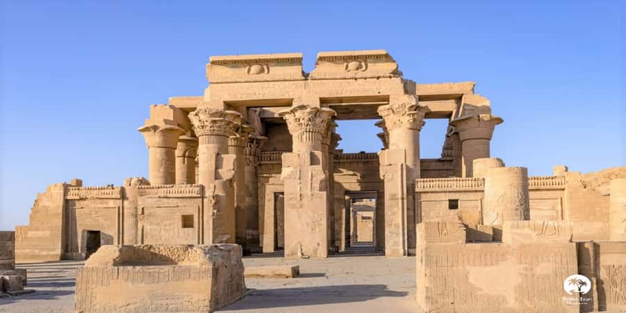 Luxor: Edfu and Kom Ombo Private All-Inclusive Guided Tour - Reading the twin design at Kom Ombo