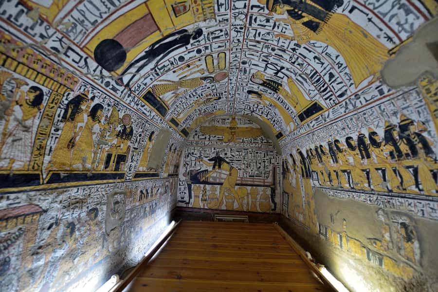 Luxor: Hot Air Balloon & Private tour to West bank and Lunch - Deir el-Medina and the workers behind the tombs