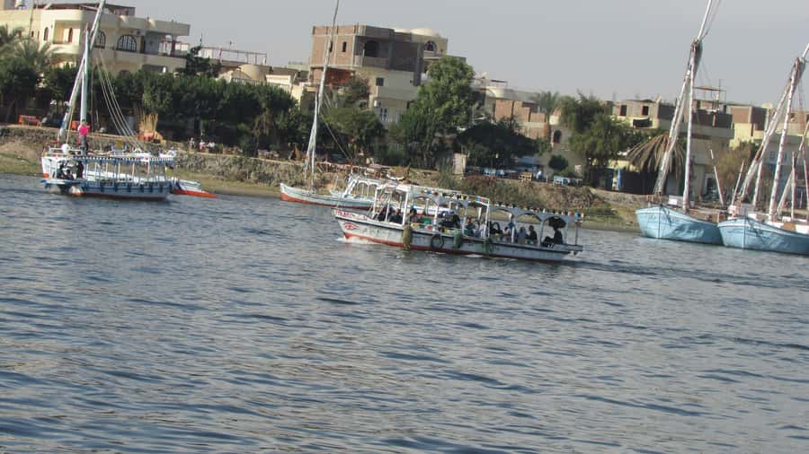Luxor: Private Felucca Boat Trip with Hotel Pickup - What you see along the riverbanks