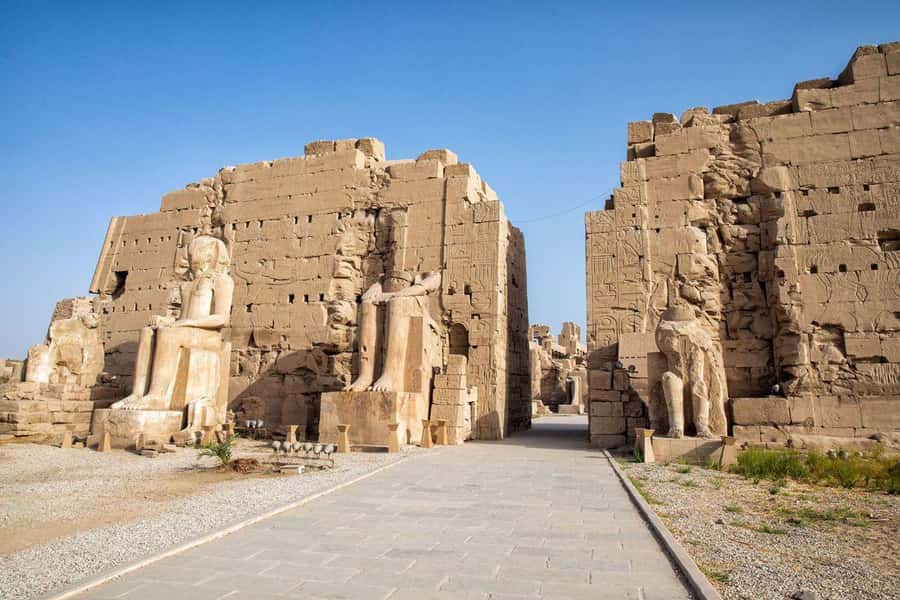 Luxor: Private Full-Day Luxor Highlights Tour with Pickup - Lunch, shopping stops, and the parts to manage carefully