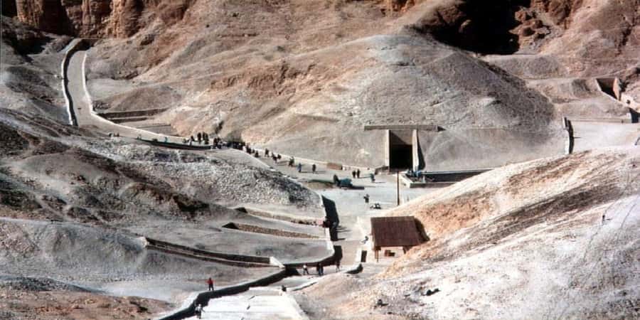 Luxor: Valley of the Kings and Queens Guided Tour with Lunch - The Colossi of Memnon and the photo stop