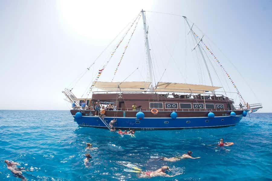 Marsa Alam: Pirates Premium Boat to turtle bay with lunch - Port Ghalib free time and the shopping-stop warning
