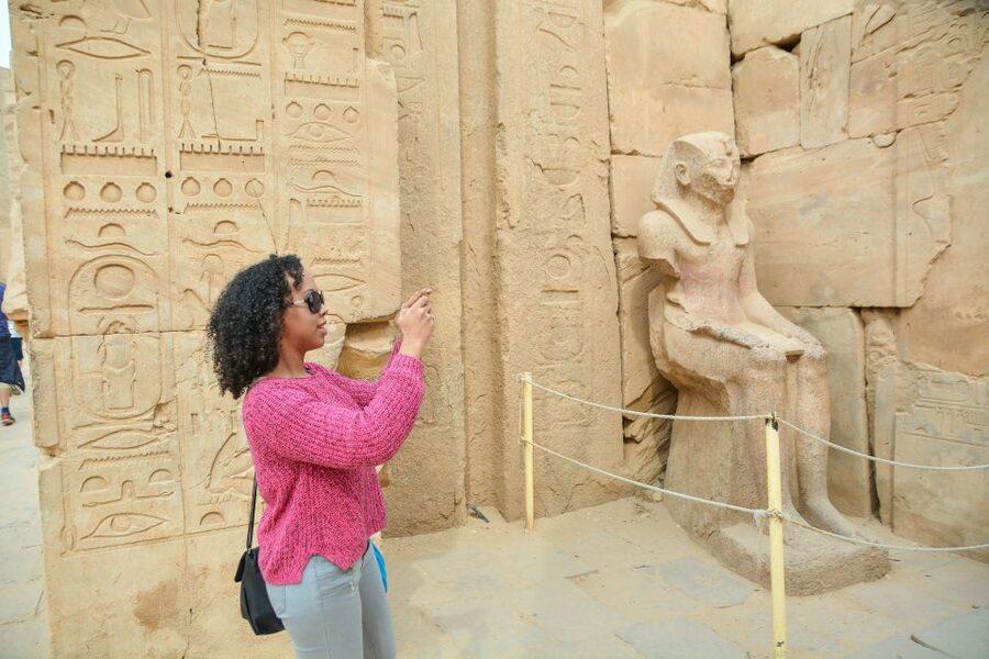 Marsa Alam: Valley of the Kings & Karnak Temples Luxor Tour - Colossi of Memnon: a quick stop with a big scale