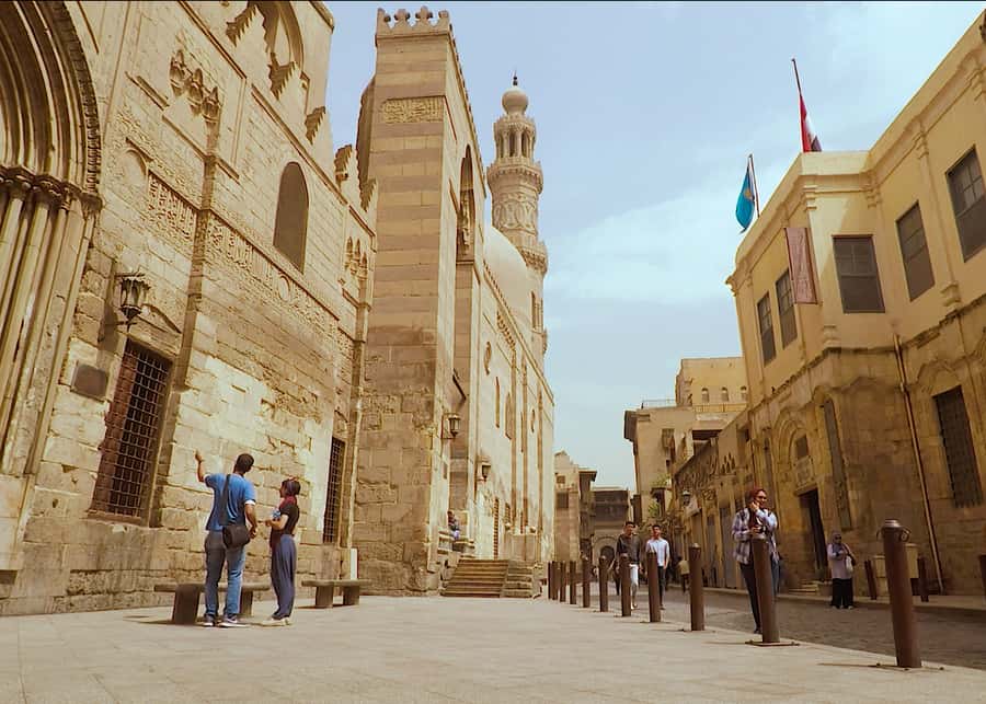 Old Cairo Guided Walk Tour: History, Culture & Street Bites - Al-Hussein Mosque and a change in mood