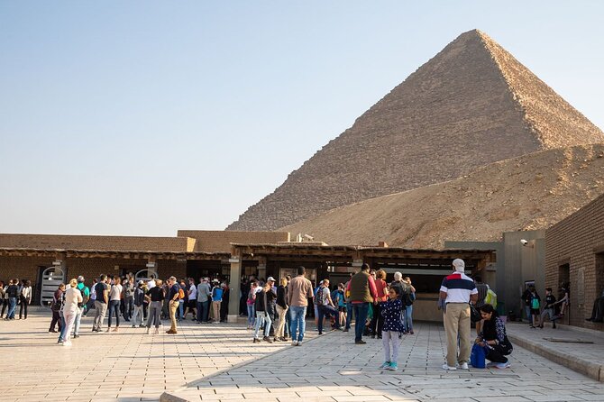 Private Day Tour Pyramids of Giza, Egyptian Museum and Bazaars - Two hours with Egypt’s museum treasures